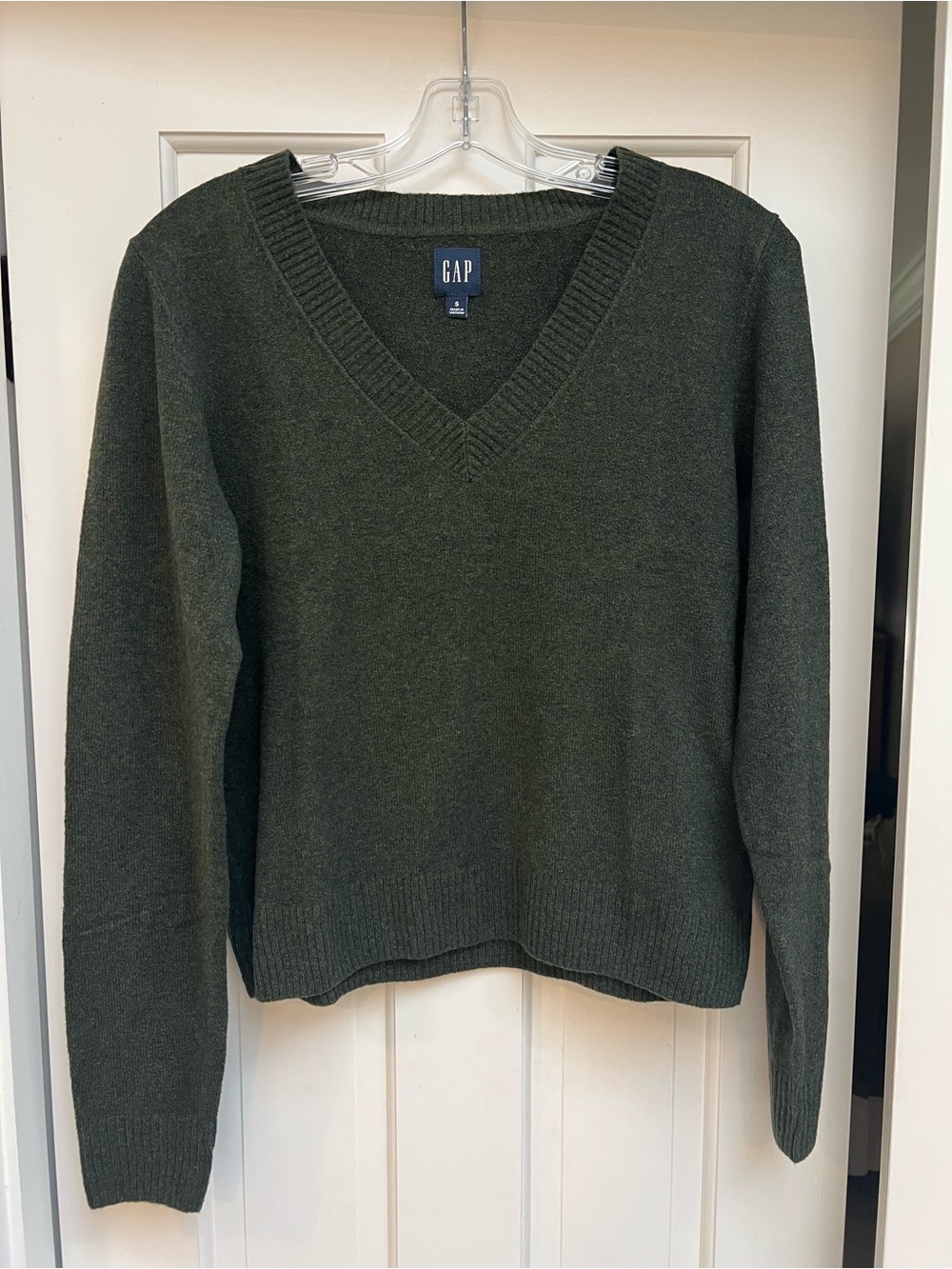 Super soft GAP Olive Green V-Neck Knit Sweater - small